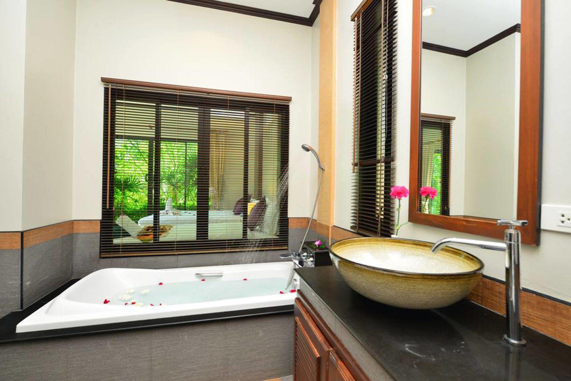 Naiharn Garden Villa Phuket Buitenkant foto