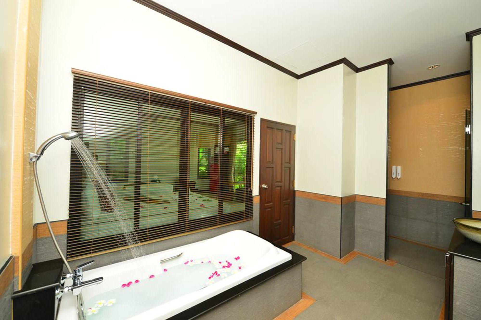 Naiharn Garden Villa Phuket Buitenkant foto